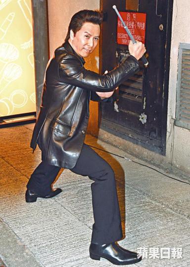 子丹重塑十五年前電影《殺破狼》造型。【2019年】子丹前晚與伍允龍在九龍灣後巷拍攝煞科戲。【2004年】子丹當年與吳京對打的經典戲份於同一條後巷拍攝。資料圖片 子丹重塑十五年前電影《殺破狼》造型。【2019年】子丹前晚與伍允龍在九龍灣後巷拍攝煞科戲。【2004年】子丹當年與吳京對打的經典戲份於同一條後巷拍攝。資料圖片
