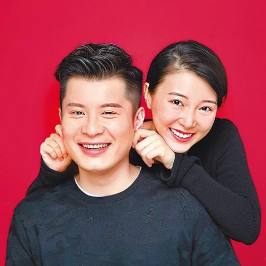 現年31歲的馬賽，昨日突然在社交網貼出與老公的結婚相，公佈喜訊。微博圖片馬賽搶閘報喜，成為19年娛圈第一件喜事。微博圖片馬賽近年轉戰內地，拍了不少電視劇。微博圖片與汪子琦分手後，馬賽在曾醒明陪同下開記者會，聲淚俱下承認愛錯人。資料圖片馬賽08年參選港姐入行，當時被稱為「的骰桂綸鎂」。資料圖片