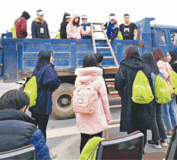 橫琴馬拉松的官方接駁車失蹤,部份跑手改乘貨車赴現場。AJ跑了七年內地馬拉松,認為跑手「放飛劍」問題嚴重。 受訪者提供 橫琴馬拉松的官方接駁車失蹤,部份跑手改乘貨車赴現場。AJ跑了七年內地馬拉松,認為跑手「放飛劍」問題嚴重。 受訪者提供