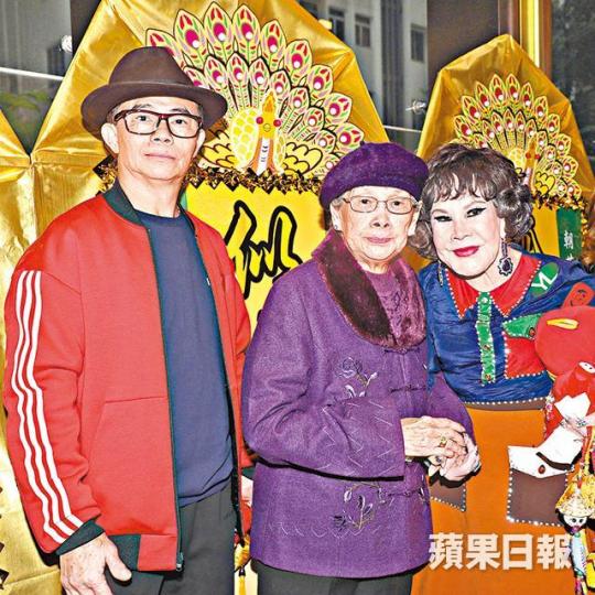 （右起）黃夏蕙昨日與梅媽及梅啟明現身電影謝票時，表示其基金會將撥款來拍戲。
