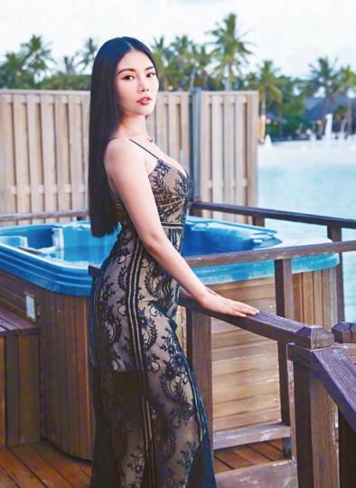 徐冬冬因為同尹子維喺北京機場手拖手，令戀情曝光。微博圖片尹子維同徐冬冬喺《合約男女》演情侶，當中有火辣親熱戲。劇照（左起）尹子維轉戰內地，得閒都會同兄弟陳子聰、連凱見吓。資料圖片徐冬冬善演性感角色，不過佢喺《賭城風雲III》就演骰后。劇照