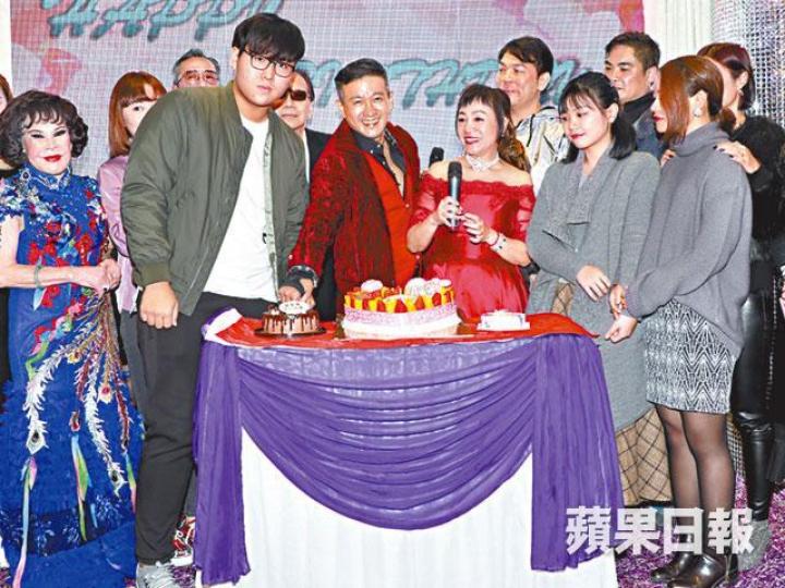 Apple姐（右三）前晚獲兩名囡囡親手整蛋糕賀壽，同時慶祝男友麥德羅的兒子（左二）生日。麥德羅表示剛剛復合，結婚就慢慢來，Apple姐則立即還擊。