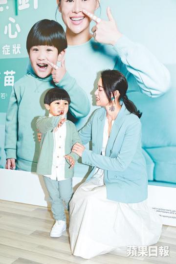 胡杏兒和廣告小拍檔昨日見面，非常好傾。胡杏兒希望母子檔拍廣告當紀念，但又驚囝囝做不到客戶要求會失禮人。