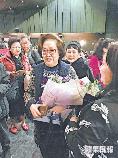 85歲的葛蘭前晚現身，現場戲迷感驚喜。惠英紅（中）不捨舞台劇完結，表示與滕麗名等很夾。