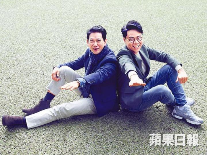 楊立門（左）與陳志雲自幼相識，二人同樣是港大畢業生，又曾服侍過難頂的女上司，二人將合體開騷盡爆名人逸事。楊立門（左）與陳志雲在大學時期已甚有表演慾，二人更曾合演舞台劇。楊立門（右）在求學期間，熱衷於參加歌唱比賽。資料圖片陳志雲（右二）是港大辯論隊的成員。資料圖片陳志雲任職無綫期間，是六嬸方逸華的愛將。資料圖片陳志雲離開政府後曾轉職商台，俞琤為其上司。