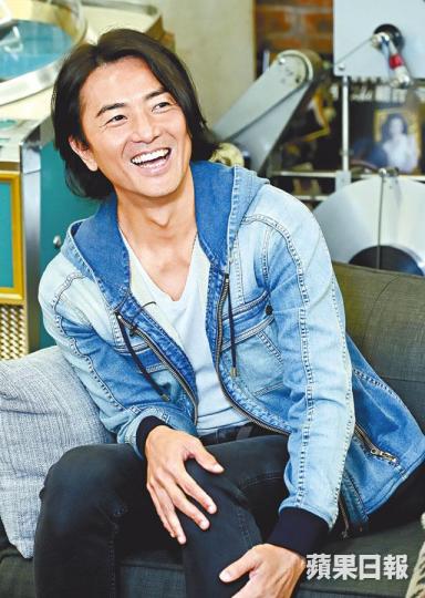 鄭伊健透露當初不想接拍《古惑仔》，擔心角色影響形象。伊健直言對《古惑仔》某些角色記憶已經模糊。伊健在《古惑仔》中形象令人印象深刻，不過他直言最想做片中黃秋生飾演的大飛。劇照伊健表示在笑片《見習黑玫瑰》中扮羅賓，是經過多次改劇本而得來。劇照