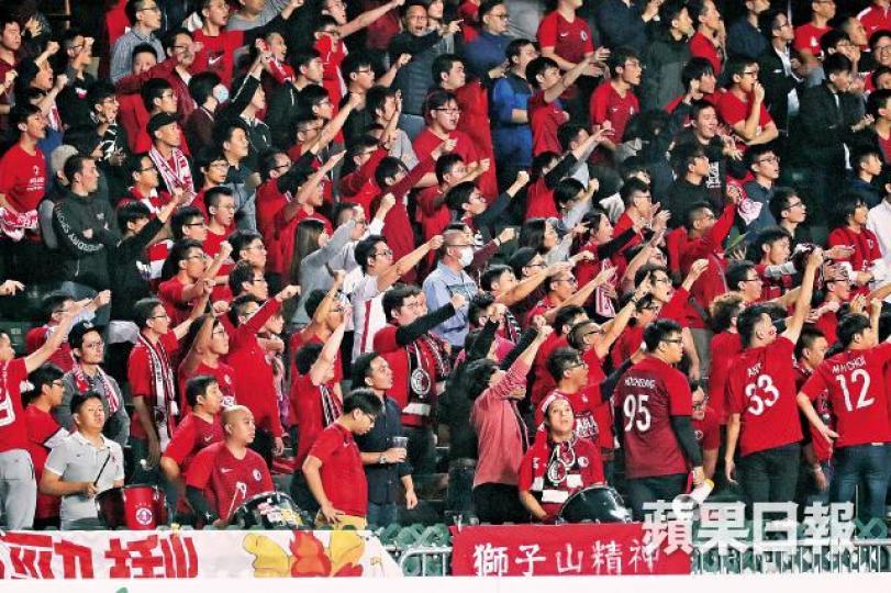 球迷昨日在省港盃次回合賽事上為港足打氣。何家達攝足總高層進場後,未有奏唱國歌。 球迷昨日在省港盃次回合賽事上為港足打氣。何家達攝足總高層進場後,未有奏唱國歌。