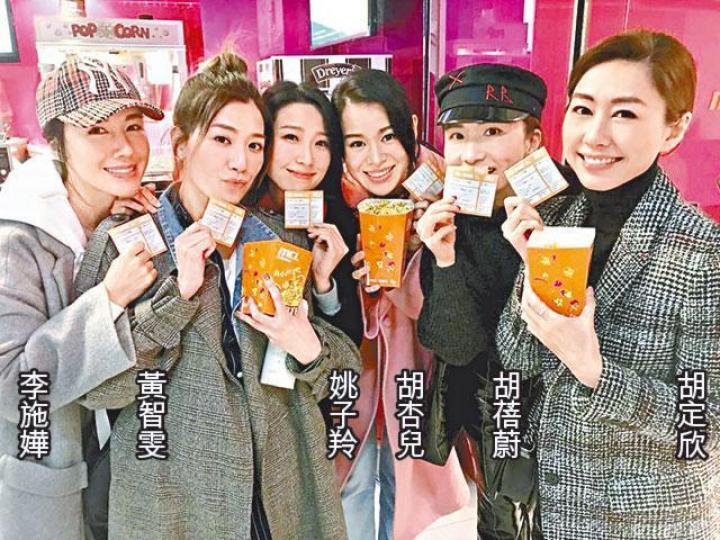 李施嬅在Ig分享胡說八道姊妹齊齊入場捧胡杏兒的新片。互聯網圖片