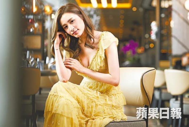 在無綫16年的沈大師，坦言只是「表面風光」，入行後依然是慳妹，只搭公共交通工具，食麵包充飢。沈大師（中）在02年參加《TVB周刊》選舉入行。資料圖片沈大師（右）首部劇集就是在04年於《青出於藍》演主角趙頌茹的好友。電視圖片為拍《古靈精探B》的鋼管舞場景，沈大師苦練了一個星期。電視圖片去年播出的《特技人》成為沈大師的告別作。劇照身形弗爆的沈大師，不時大晒長腿。