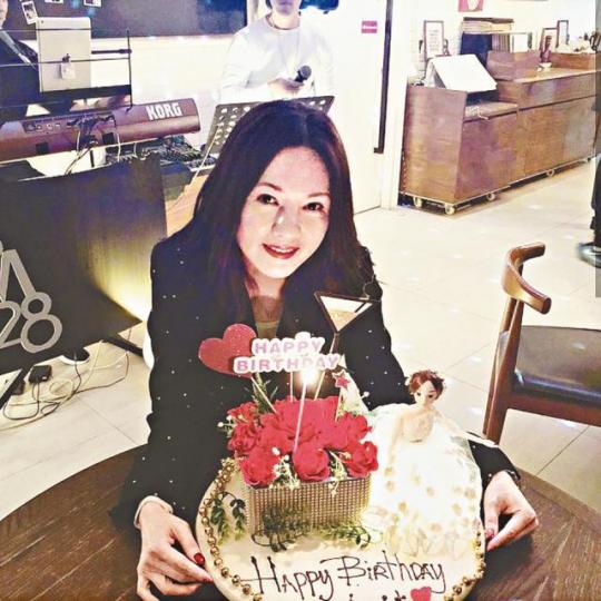 前日53歲生日嘅珍妹話，今年生日過得特別快樂。互聯網圖片張文慈等一班老友為珍妹慶祝生日。互聯網圖片