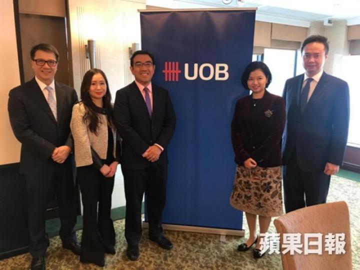 大華銀行大中華及香港環球金融主管李國基(左一)、大華銀行市場分析與策略主管王君豪(左三)及大華銀行大中華區行政總葉楊詩明(右二)。 大華銀行大中華及香港環球金融主管李國基(左一)、大華銀行市場分析與策略主管王君豪(左三)及大華銀行大中華區行政總葉楊詩明(右二)。