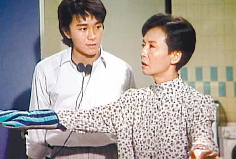 在 《他來自江湖》中，演女管家的愛姐，扮盲摑了周星馳一巴。電視圖片愛姐在《千王群英會》中，就是飾演謝賢的管家。互聯網圖片