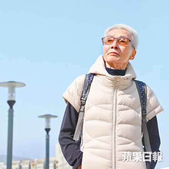 現年81歲的愛姐先後經歷破產、喪夫、跌傷及喪子，她坦言如像耶穌釘十字架一樣。愛姐丈夫左几是60年代著名粵語片導演，拍過不少經典作品。互聯網圖片在《江湖小子》演羅蘭女傭的愛姐，與周潤發也有對手戲。電視圖片愛姐與兒子感情深厚，兒子生前更會定時返港探望。提起去年離世的兒子，愛姐不禁落淚說：「我要堅強！」愛姐前年不慎跌倒，醫生本來評估她會卧床不起，但硬朗的她現在行動自如，相當精靈。