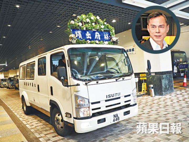 昨早進行大殮儀式後，林嶺東（小圖）的遺體由靈車移送離開。