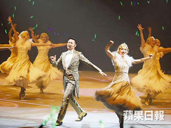 學友一連15場的演唱會，昨晚在紅館開鑼。學友甫開場就以連串快歌為演唱會揭開序幕。學友大女張瑤華昨晚到紅館，欣賞爹哋演唱會。學友昨早先為演唱會拜神，與工作人員切燒豬。學友拜神後，親民的走向粉絲堆中握手。不少觀眾提前到紅館購買學友演唱會的商品。