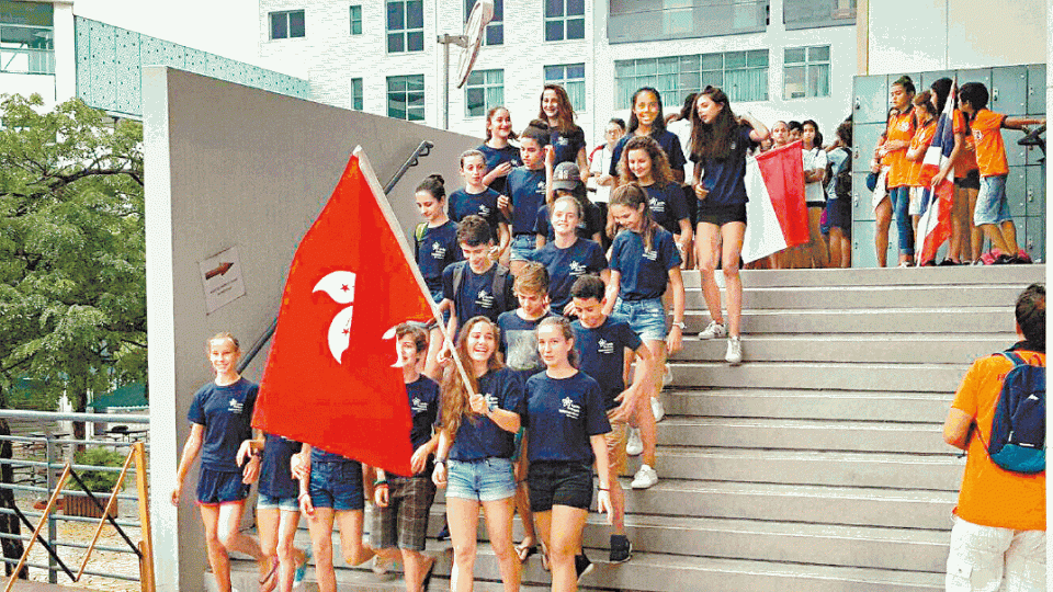 條例草案規定國際學校都要教唱國歌;圖為香港法國國際學校學生。互聯網 條例草案規定國際學校都要教唱國歌;圖為香港法國國際學校學生。互聯網