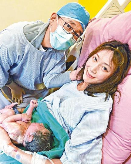 隋棠生孻仔時過程痛苦，但丈夫全程陪產。互聯網圖片由於囝囝是巨B，隋棠生產時因過度用力導致BB鎖骨骨折。互聯網圖片