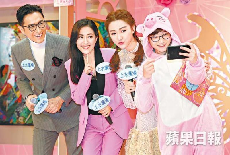 （左起）馬德鐘、唐詩詠及湯洛雯昨日在活動上向粉絲大派福利。
