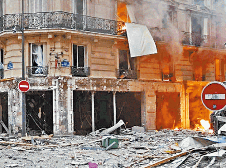 爆炸威力強大,建築物的玻璃被震碎。 爆炸威力強大,建築物的玻璃被震碎。