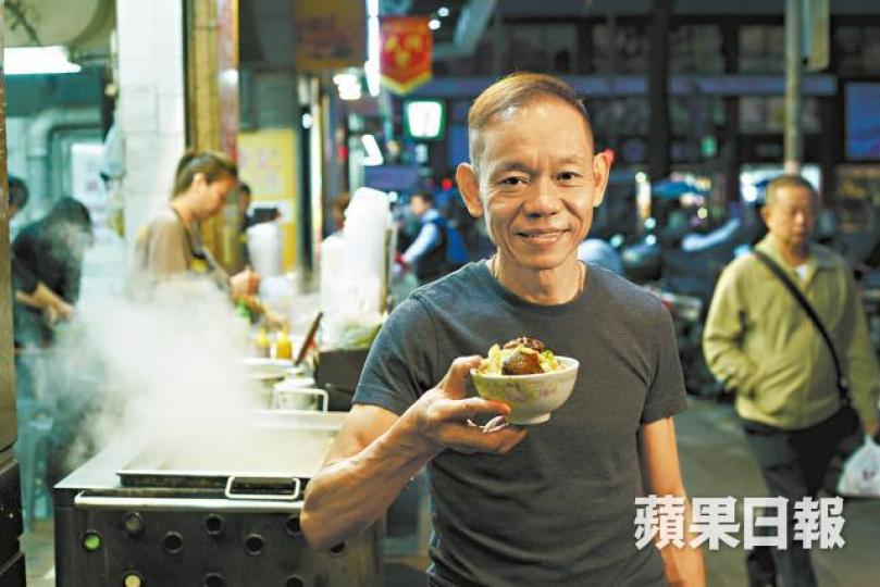 一碗糯米飯爽身軟糯,看得出阿細的用心。糯米飯和着裊裊白煙裝滿碗,熱燙非常。雜錦臘味糯米飯 $36蒸好的糯米飯在熱爐上要不斷翻動、打鬆才會爽身,既要力氣也要心機。熱賣的喳咋有芋頭、麥米、紅豆、眉豆、片糖、西米,都是依循父親的方法煲出來。三弟少明對廚房沒興趣,主力樓面。阿細93年結婚,擺酒時與父親合照。原條臘腸、膶腸放飯面蒸熟,供客人吃臘味糯米飯時「追加」。吳太婚前已在街邊檔強記落力幫手,阿細感激宣言:「幸好強記有你,幸好我娶到你。」寒風中,強記店前人群聚攏等外賣。馬來甜品喳咋 $24腐竹薏米糖水 一碗糯米飯爽身軟糯,看得出阿細的用心。糯米飯和着裊裊白煙裝滿碗,熱燙非常。雜錦臘味糯米飯 $36蒸好的糯米飯在熱爐上要不斷翻動、打鬆才會爽身,既要力氣也要心機。熱賣的喳咋有芋頭、麥米、紅豆、眉豆、片糖、西米,都是依循父親的方法煲出來。三弟少明對廚房沒興趣,主力樓面。阿細93年結婚,擺酒時與父親合照。原條臘腸、膶腸放飯面蒸熟,供客人吃臘味糯米飯時「追加」。吳太婚前已在街邊檔強記落力幫手,阿細感激宣言:「幸好強記有你,幸好我娶到你。」寒風中,強記店前人群聚攏等外賣。馬來甜品喳咋 $24腐竹薏米糖水
