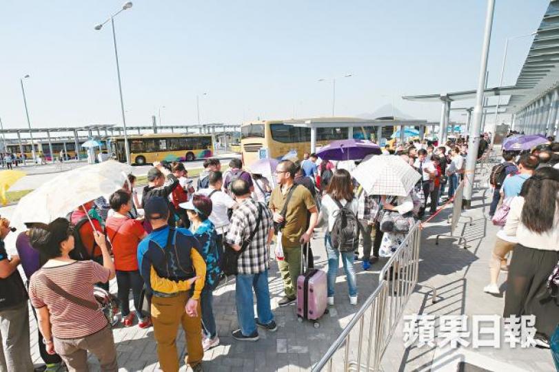 現時經珠海口岸抵港的內地客須在微信預先購買金巴車票。資料圖片 現時經珠海口岸抵港的內地客須在微信預先購買金巴車票。資料圖片