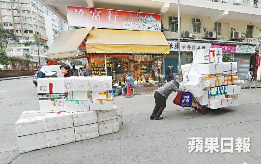 不少長者為生活奔波,惟目前政府無意暫緩收緊長者綜援門檻。資料圖片 不少長者為生活奔波,惟目前政府無意暫緩收緊長者綜援門檻。資料圖片
