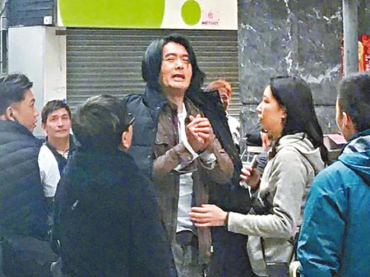發哥在澳門為新片開工，其長髮懷舊造型曝光。微博圖片