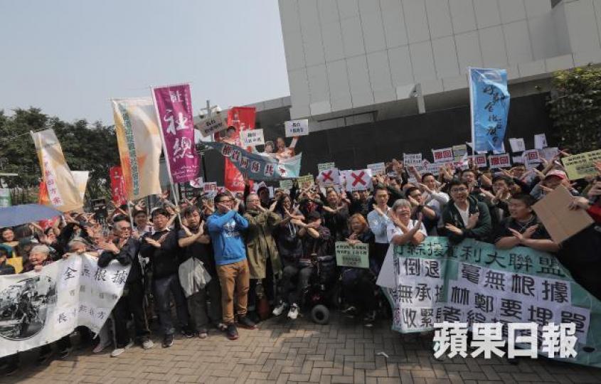 社福界昨日發起集會要求擱置收緊長者綜援門檻。何頴賢攝 社福界昨日發起集會要求擱置收緊長者綜援門檻。何頴賢攝