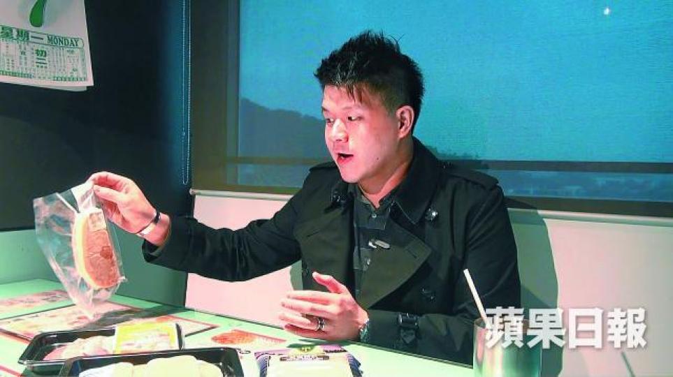 「大話廚神」盧劍霆熱衷受訪,甫見記者即分享其生意經,但數分鐘後另一記者就騙案一事詢問他,他即表示不評論事件。周子惇攝盧劍霆向投資者Carol稱在美食博覽售賣鮑魚及燕窩等名貴食材,但最後改售台式飲品。讀者提供圖片 「大話廚神」盧劍霆熱衷受訪,甫見記者即分享其生意經,但數分鐘後另一記者就騙案一事詢問他,他即表示不評論事件。周子惇攝盧劍霆向投資者Carol稱在美食博覽售賣鮑魚及燕窩等名貴食材,但最後改售台式飲品。讀者提供圖片