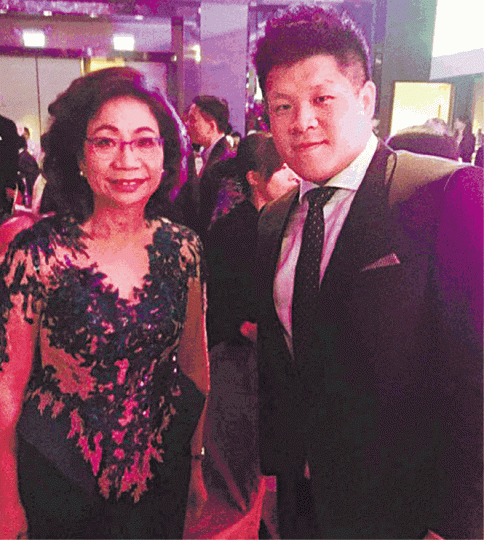 盧劍霆在社交平台上載與前特首夫人梁唐青儀的合照。互聯網 盧劍霆在社交平台上載與前特首夫人梁唐青儀的合照。互聯網