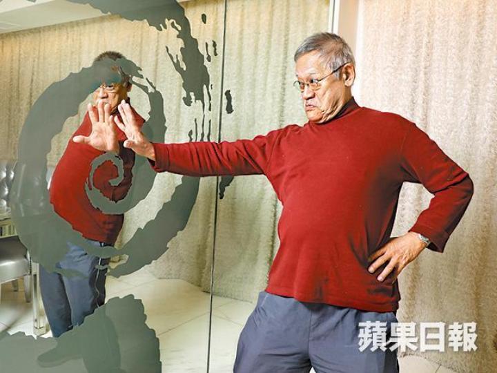 吳耀漢自言79歲仍可享受拍戲，可謂無憾。吳耀漢得許冠文賞識，1976年拍攝首套電影《半斤八両》。劇照迄今演出逾百齣電影，吳耀漢還是首推1983年的《奇謀妙計五福星》的系列電影最有火花。劇照吳耀漢第二段婚姻美滿，育有三女一子。吳耀漢拍電影前做過無綫，之後又做過亞視，與兩邊藝人都熟稔。1976年主持無綫節目《點只咁簡單》，吳耀漢（左）借搞笑角色諷刺當時的民生時事，大受歡迎。劇照《吳耀漢攪攪震》為1989年亞視開創的偷拍整人節目，可謂整蠱節目的鼻祖。劇照