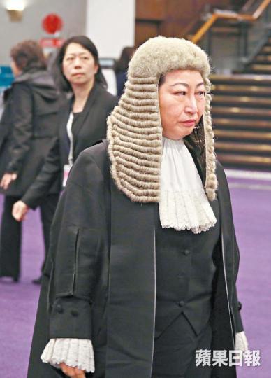 律政司司長鄭若驊許智峯在鄭若驊致辭時,高舉寫上「檢控徇私 破壞法治」等口號的標語。陳善南攝 律政司司長鄭若驊許智峯在鄭若驊致辭時,高舉寫上「檢控徇私 破壞法治」等口號的標語。陳善南攝