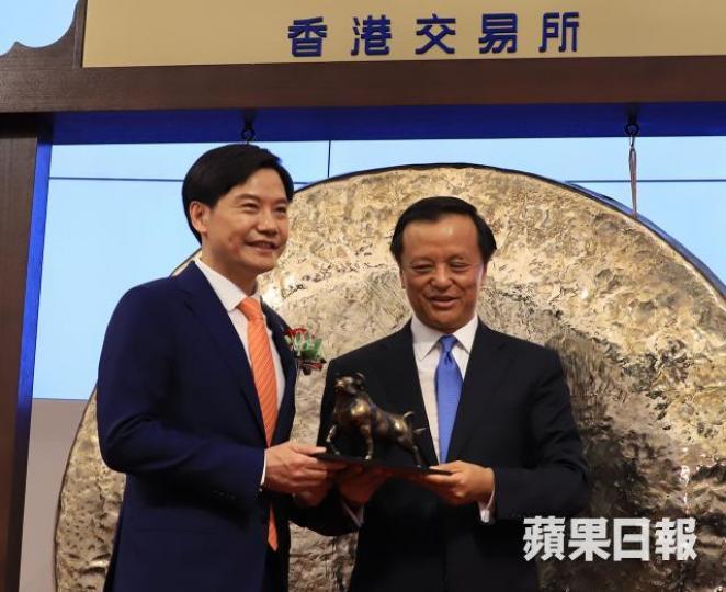 明星新股小米破發,李小加(右)話,新股破發是市場自然現象。其實有幾自然呢?左為小米董事長雷軍。 資料圖片 明星新股小米破發,李小加(右)話,新股破發是市場自然現象。其實有幾自然呢?左為小米董事長雷軍。 資料圖片