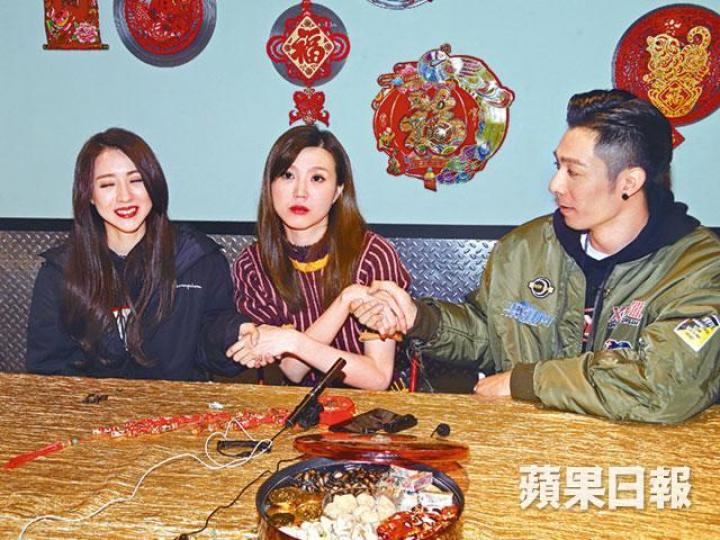 【交叉握手】吳若希昨日交叉手跟菊梓喬（左）和周柏豪握手，以行動闢謠，同場「表現」多個漠不關己的無辜表情。【專注食嘢】【伏肩交戲】菊梓喬（右）日前奪得最受歡迎女歌星，吳若希浮誇的笑容寸對方未夠班。資料圖片
