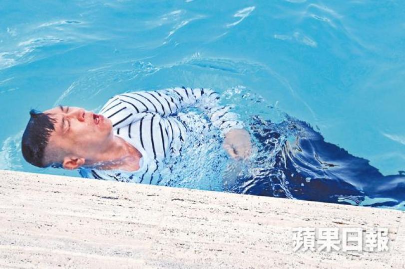家輝日前為賀歲片《廉政風雲．煙幕》拍落水戲，佢喺凍冰冰嘅天氣下只係着住件長袖tee上陣。場戲講家輝要俾一個小妹妹從後推落水，之後佢緊張睇拍攝效果。張家輝（左）喺電影《激戰》嘅鋼條型骨架令人一見難忘。