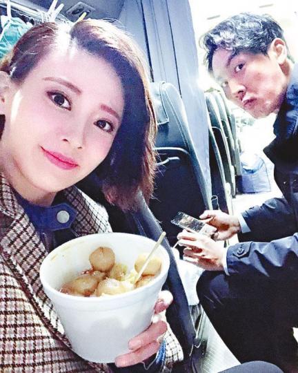 朱晨麗與譚俊彥趁拍外景的空檔時間，去掃街食魚蛋。