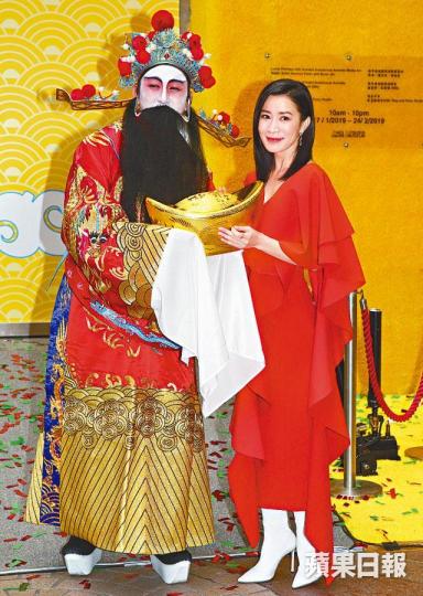 阿佘去年因劇集爆紅大豐收，笑說夠母親嘆世界。