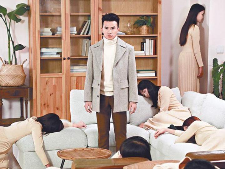 釗峰拍攝新歌ＭＶ，找來十多位美少女拍攝。