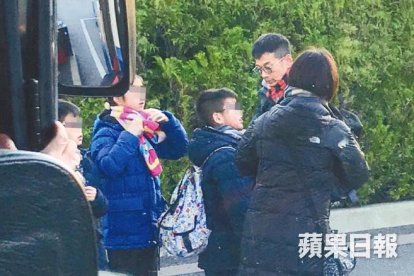 家樂日前舉家去東京玩，佢落車後即刻幫仔女圍好頸巾。讀者提供圖片家樂同周蕙蕙06年結婚至今，恩愛如昔。資料圖片