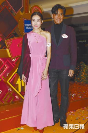 李佳芯也想效法馬國明在桃花下兜圈添運。