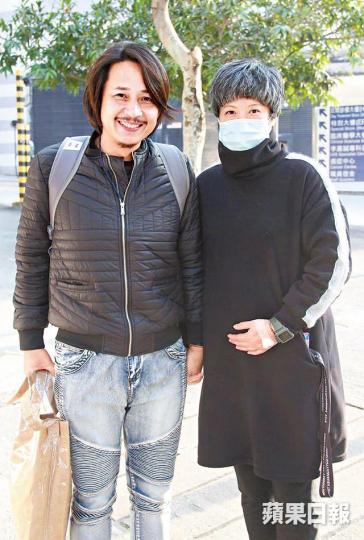 黃澤鋒太太陳麗麗以52歲超高齡懷孕，昨日黃澤鋒與太太拖到實到醫院做產檢，對愛妻呵護備至。新生命即將來臨，黃澤鋒前晚在fb上貼出BB的手套，開心報喜。互聯網圖片黃澤鋒與太太結婚八年多，首度做父母，由二人世界變成三人行。互聯網圖片陳麗麗（中）除了擔任泰拳教練外，也會為泰拳比賽擔任評判。互聯網圖片黃澤鋒在87年參加無綫藝員訓練班入行，與鄭伊健、吳婉芳等同屆。資料圖片