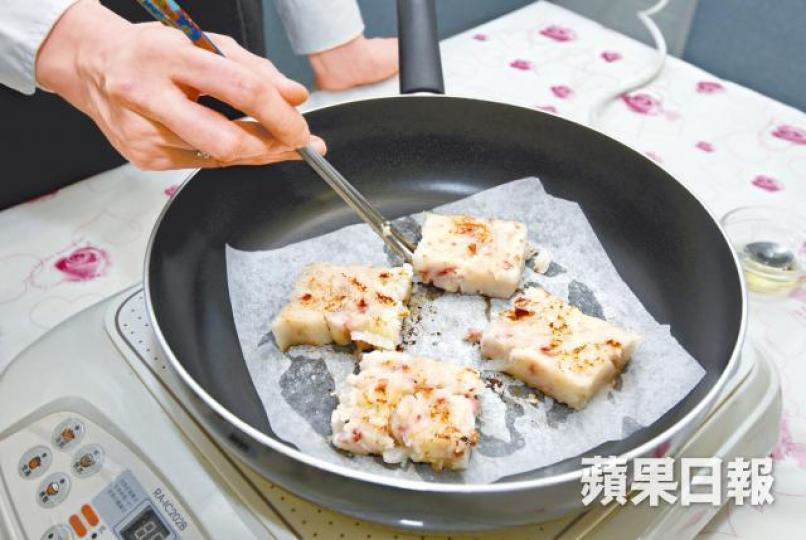糕點放牛油紙上煎，可減油量。營養師關淑瑩