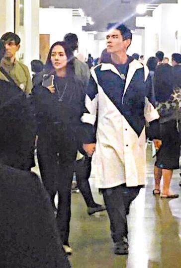 向佐與郭碧婷手拖手參觀台北當代藝術館，旁若無人。互聯網圖片