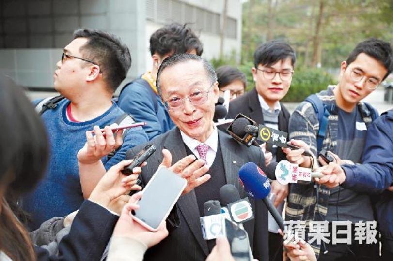 潘樂陶昨在庭外指有百分百信心脫罪。何家達攝鄭若驊 潘樂陶昨在庭外指有百分百信心脫罪。何家達攝鄭若驊