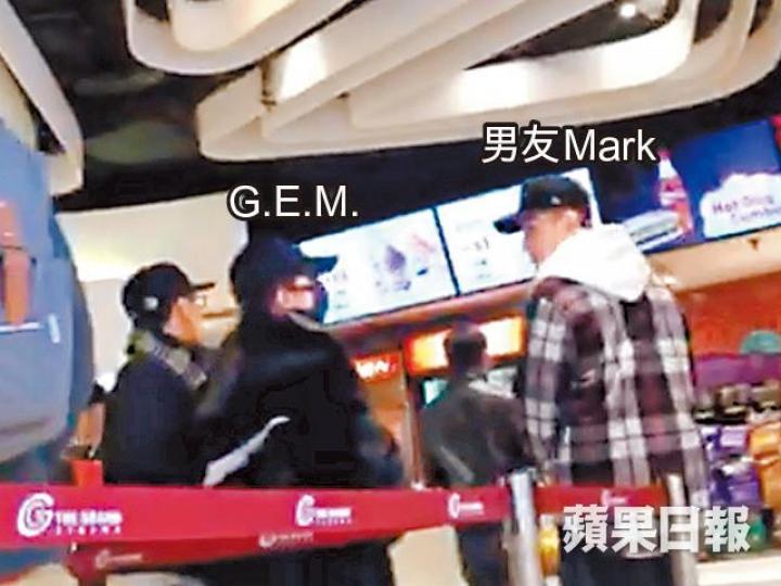 G.E.M.與Mark到達戲院後，G.E.M.拿着熱飲尾隨男友。讀者提供圖片原來G.E.M.在男友面前是小女人，事事都問男友意見。資料圖片