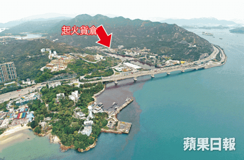 大量紅色液體流入大海,大欖水警基地對開海面亦受影響。陳海威攝屯門大欖涌路一個物流貨倉起火,消防員射水灌救。大欖涌河水染至深紅色,猶如血河。 大量紅色液體流入大海,大欖水警基地對開海面亦受影響。陳海威攝屯門大欖涌路一個物流貨倉起火,消防員射水灌救。大欖涌河水染至深紅色,猶如血河。