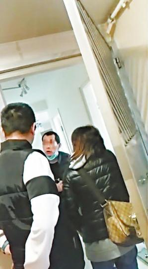 疑犯開門與前女友及其男友人對峙。
疑犯開門與前女友及其男友人對峙。