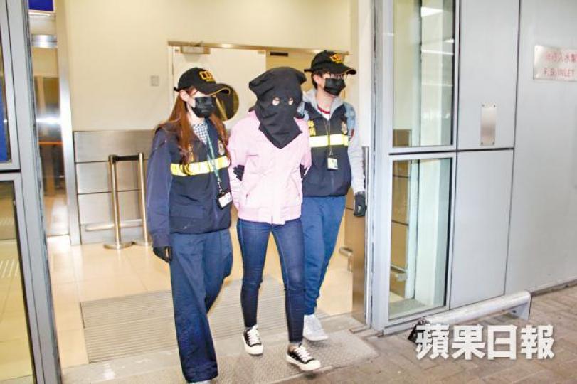海關將被捕女生蒙頭帶署調查。 海關將被捕女生蒙頭帶署調查。