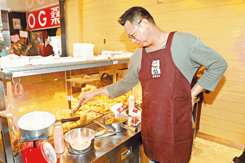 OG桑炸雞店老闆林啟正指台灣賣雞排的人多競爭大。台灣《蘋果日報》 OG桑炸雞店老闆林啟正指台灣賣雞排的人多競爭大。台灣《蘋果日報》