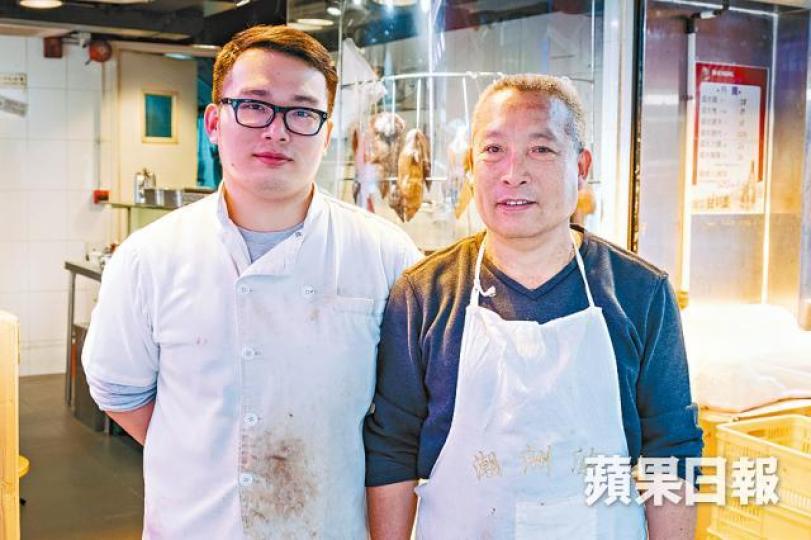 二兒子與陳叔一同打理舊店。陳叔覺得色水夠深,才稱得上是滷味。刀工要有技巧,滷水鵝片要橫切才嫩中帶脆。這一鍋廿多年的滷水汁,是老店的靈魂。滷水蛋煮十來分鐘,已經十分入味。從小跟着父親擺賣,陳叔對滷味十分有感情。二兒子做滷味多年,同樣獨當一面。滷水雜錦拼盤是最受歡迎的菜式。滷水檔選擇其實不多,陳叔說最緊要精。熟客多來斬料,順道聊天找樂子。 二兒子與陳叔一同打理舊店。陳叔覺得色水夠深,才稱得上是滷味。刀工要有技巧,滷水鵝片要橫切才嫩中帶脆。這一鍋廿多年的滷水汁,是老店的靈魂。滷水蛋煮十來分鐘,已經十分入味。從小跟着父親擺賣,陳叔對滷味十分有感情。二兒子做滷味多年,同樣獨當一面。滷水雜錦拼盤是最受歡迎的菜式。滷水檔選擇其實不多,陳叔說最緊要精。熟客多來斬料,順道聊天找樂子。